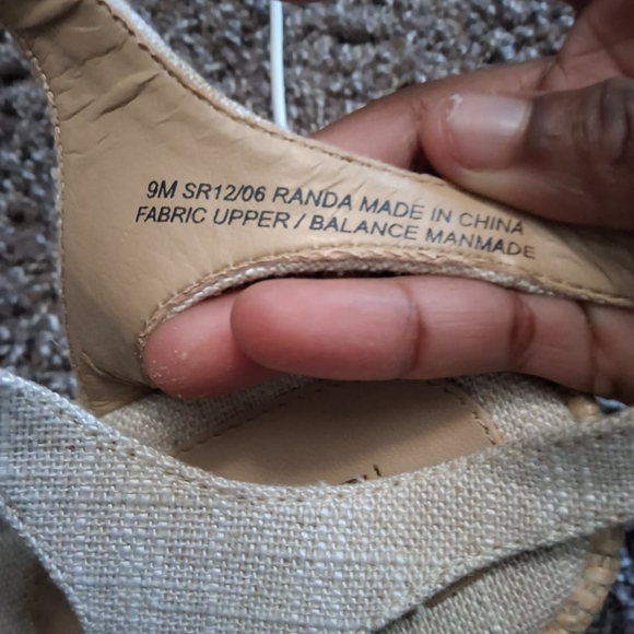 Liz Claiborne Cream Wedge Sandals with Bow - Picture 11 of 11